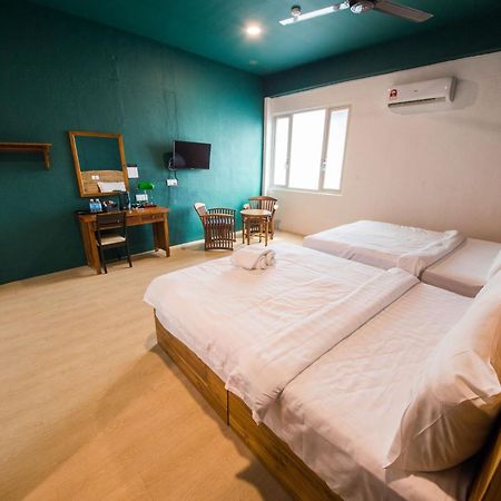 Room V Jalan Sultanah Near Bus Stop Batu Pahat Exterior foto