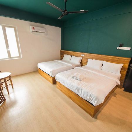 Room V Jalan Sultanah Near Bus Stop Batu Pahat Exterior foto