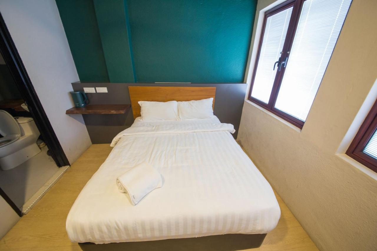 Room V Jalan Sultanah Near Bus Stop Batu Pahat Exterior foto