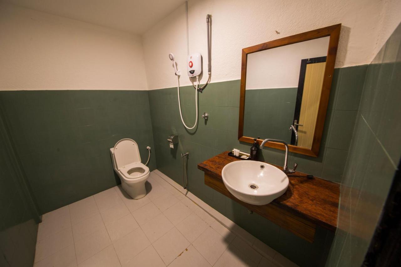 Room V Jalan Sultanah Near Bus Stop Batu Pahat Exterior foto