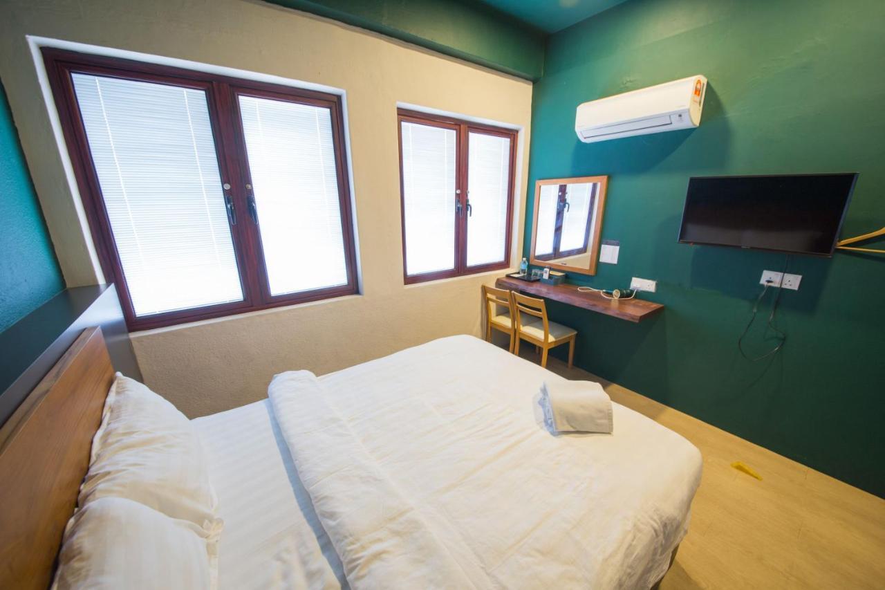 Room V Jalan Sultanah Near Bus Stop Batu Pahat Exterior foto