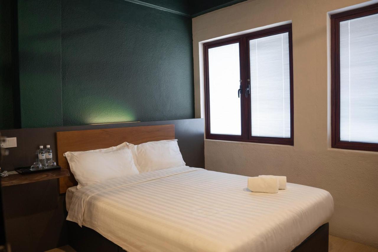 Room V Jalan Sultanah Near Bus Stop Batu Pahat Exterior foto