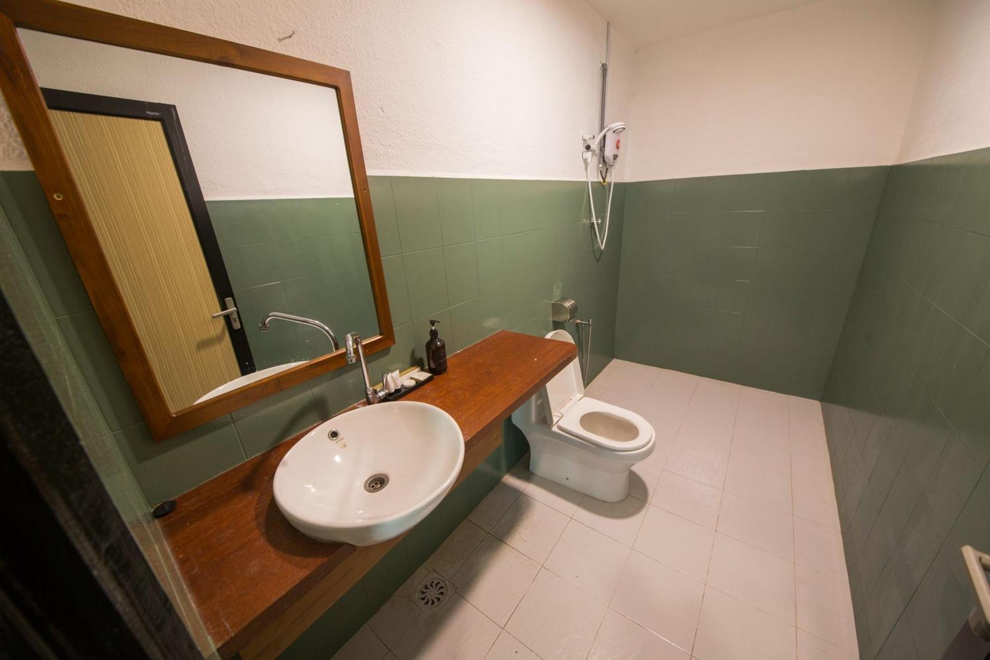 Room V Jalan Sultanah Near Bus Stop Batu Pahat Exterior foto